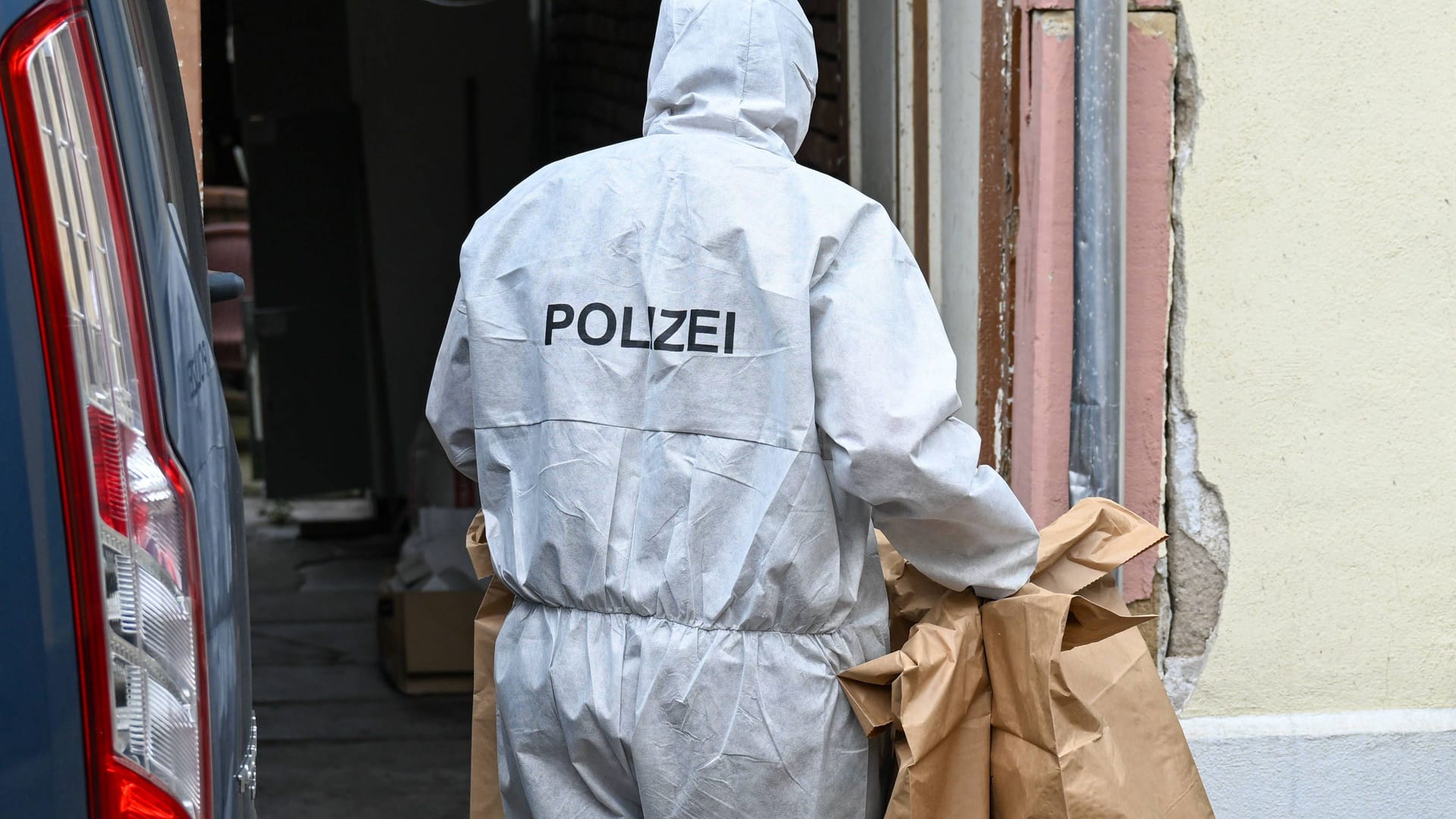 Beamte der Spurensicherung (Symbolfoto): Welche Leichenteile gefunden wurden, hat die Polizei noch nicht bekannt gegeben.