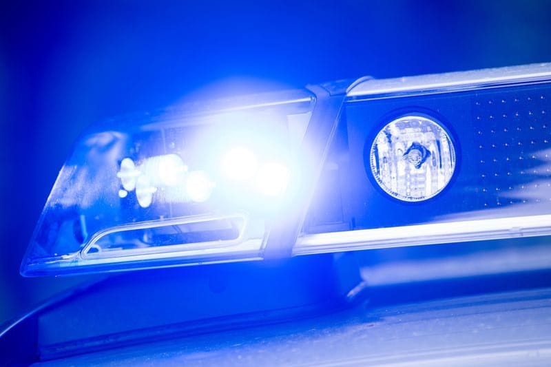 Ein Blaulicht leuchtet an einer Polizeistreife. (zu dpa: «Körperliche Auseinandersetzung in Berlin - drei Verletzte»).