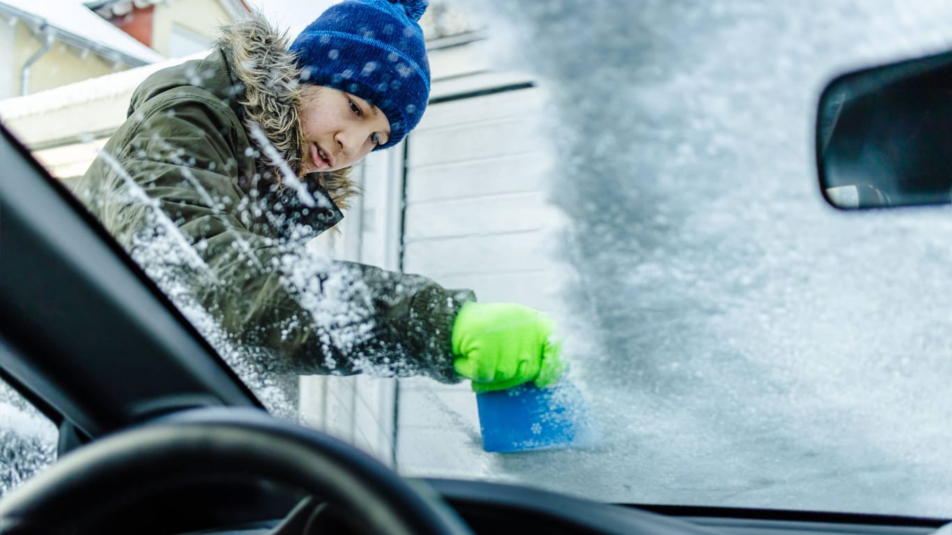 Lästige Winter-Routine: Mit den richtigen Techniken und Hilfsmitteln bleiben Ihre Autoscheiben auch bei Frost klar und kratzerfrei.