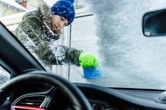 Lästige Winter-Routine: Mit den richtigen Techniken und Hilfsmitteln bleiben Ihre Autoscheiben auch bei Frost klar und kratzerfrei.