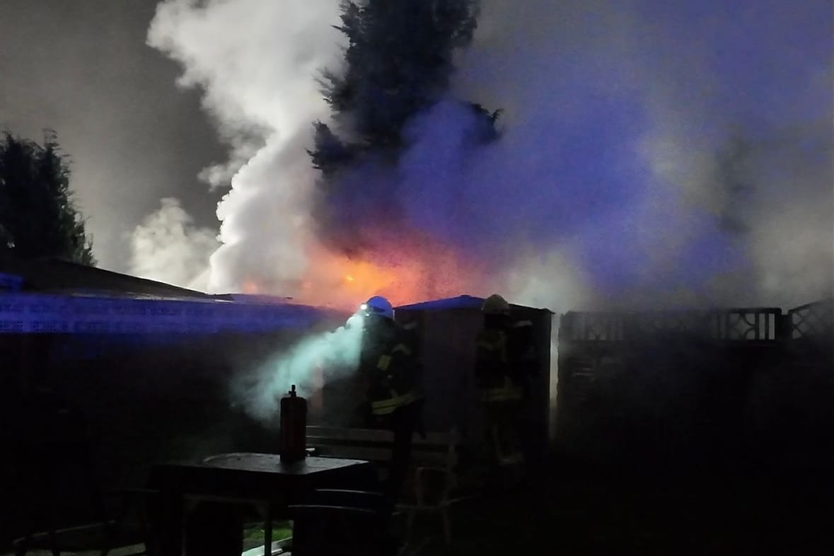 Dichter Rauch liegt über dem Campingplatz bei Dötlingen. Rund 50 Einsatzkräfte der Feuerwehr waren an den Löscharbeiten beteiligt.