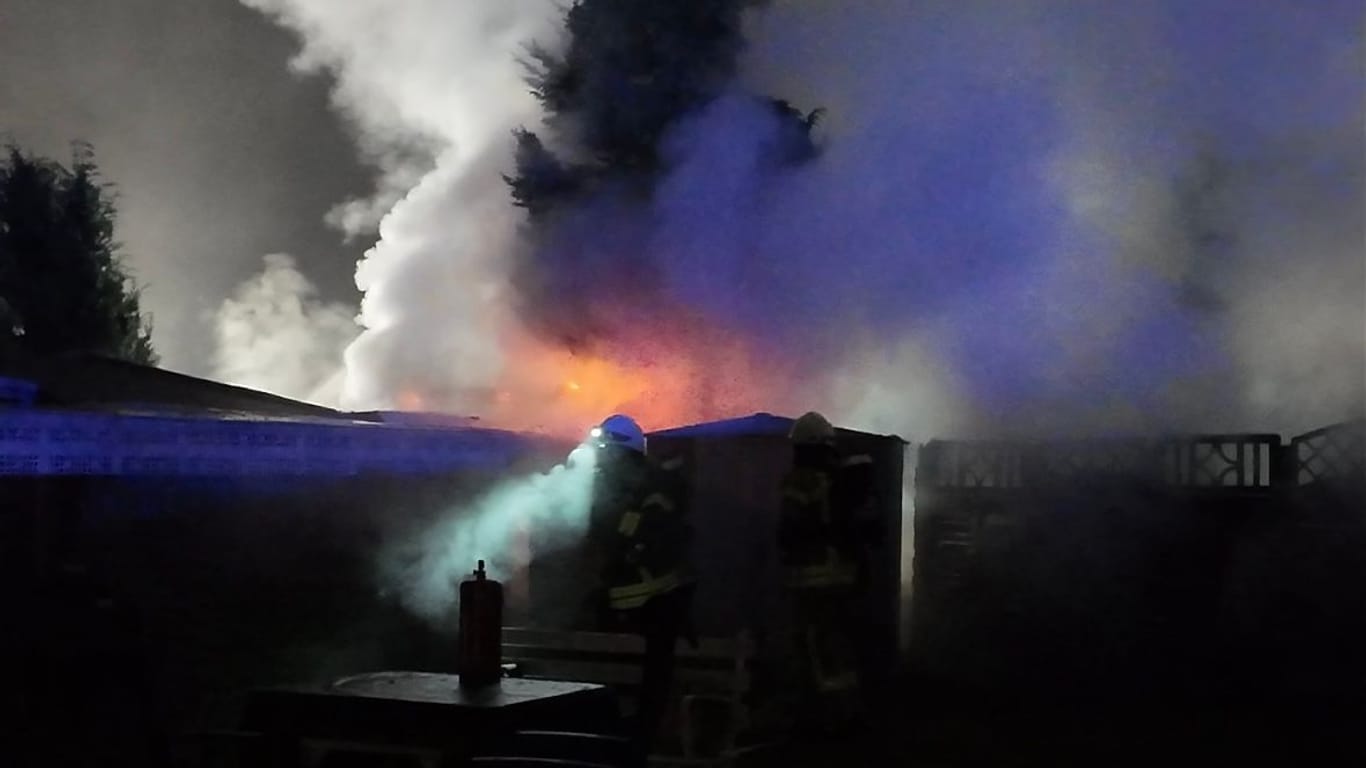 Dichter Rauch liegt über dem Campingplatz bei Dötlingen. Rund 50 Einsatzkräfte der Feuerwehr waren an den Löscharbeiten beteiligt.