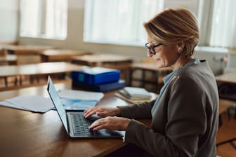 Lehrerin bei der Nachbereitung: In manchen Bundesländern gelten Sonderregeln für bestimmte Beamtengruppen.