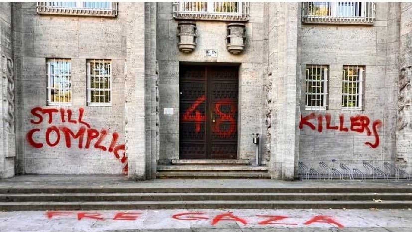 Ein Eingang der Freien Universität Berlin: Zuvor hatten mehrere Demonstranten versucht, einen Teil der Universität zu besetzen.