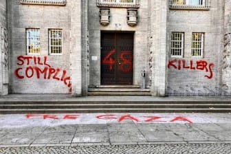 Ein Eingang der Freien Universität Berlin: Zuvor hatten mehrere Demonstranten versucht, einen Teil der Universität zu besetzen.