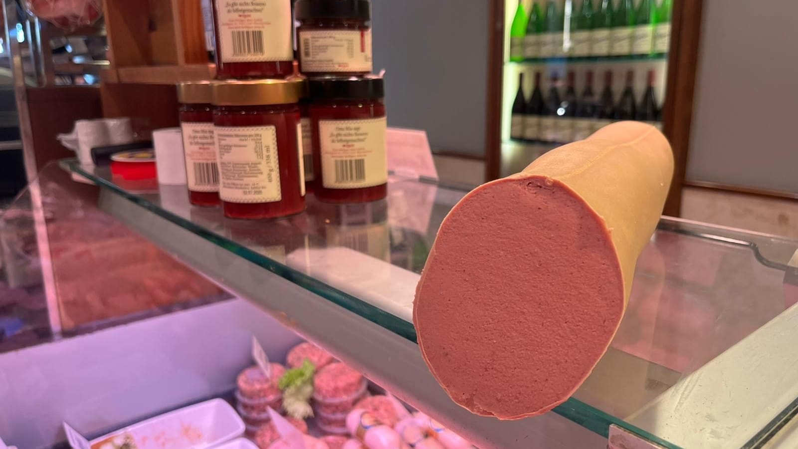 Von außen sieht die Aachener Weihnachtsleberwurst wie eine gewöhnliche Leberwurst aus. Dem ist aber nicht so.