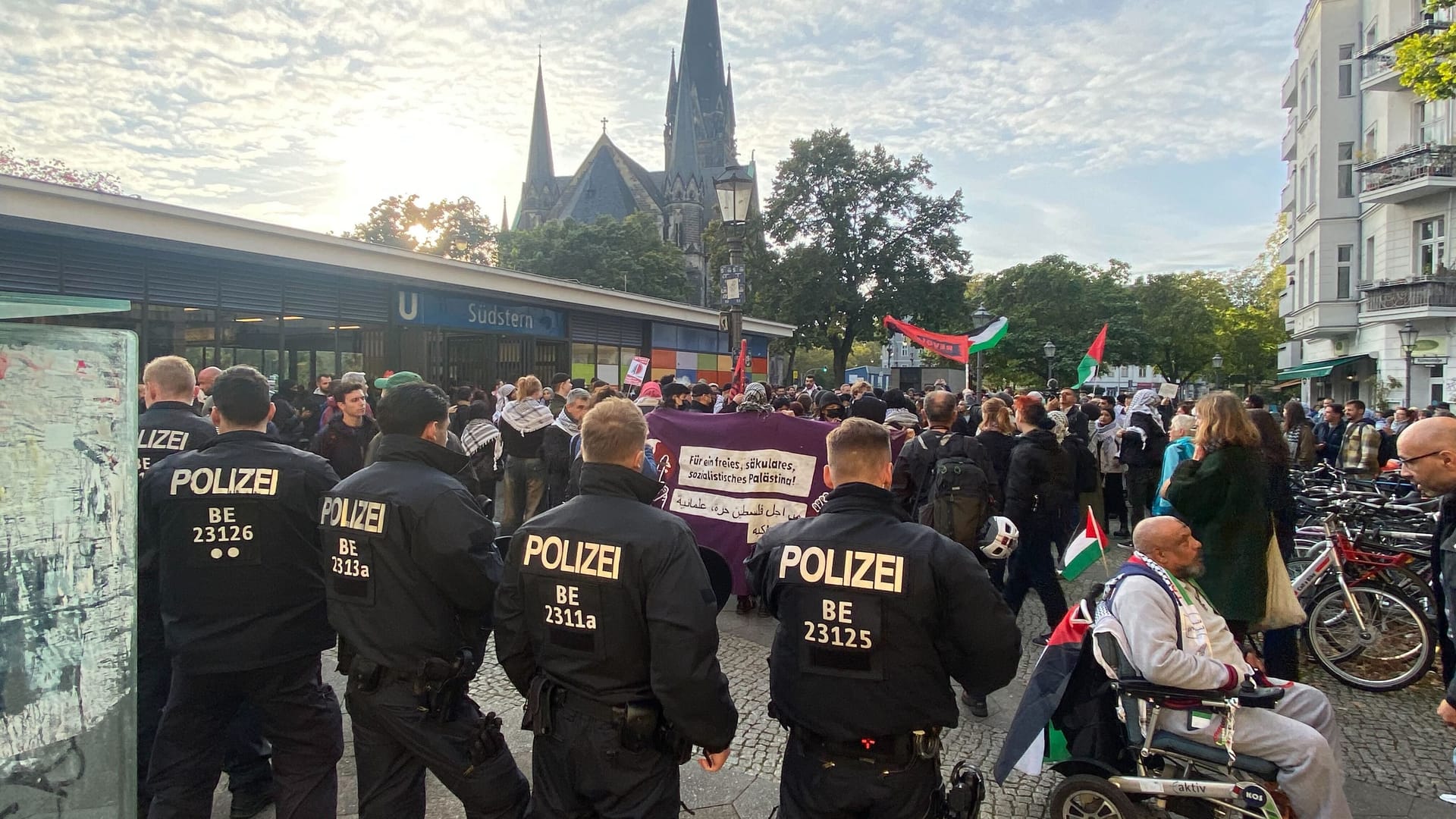 Berlin: Die Polizei begleitet die Versammlung "Solidarität mit Palästina" am Südstern.