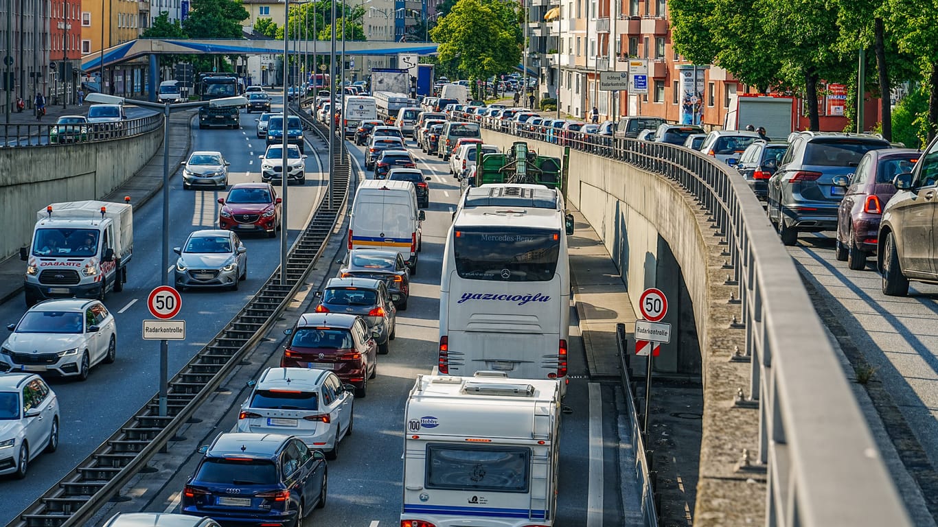 Dichter Berufsverkehr in München (Archivbild): Keine andere Stadt in Deutschland zieht so viele Einpendler an.