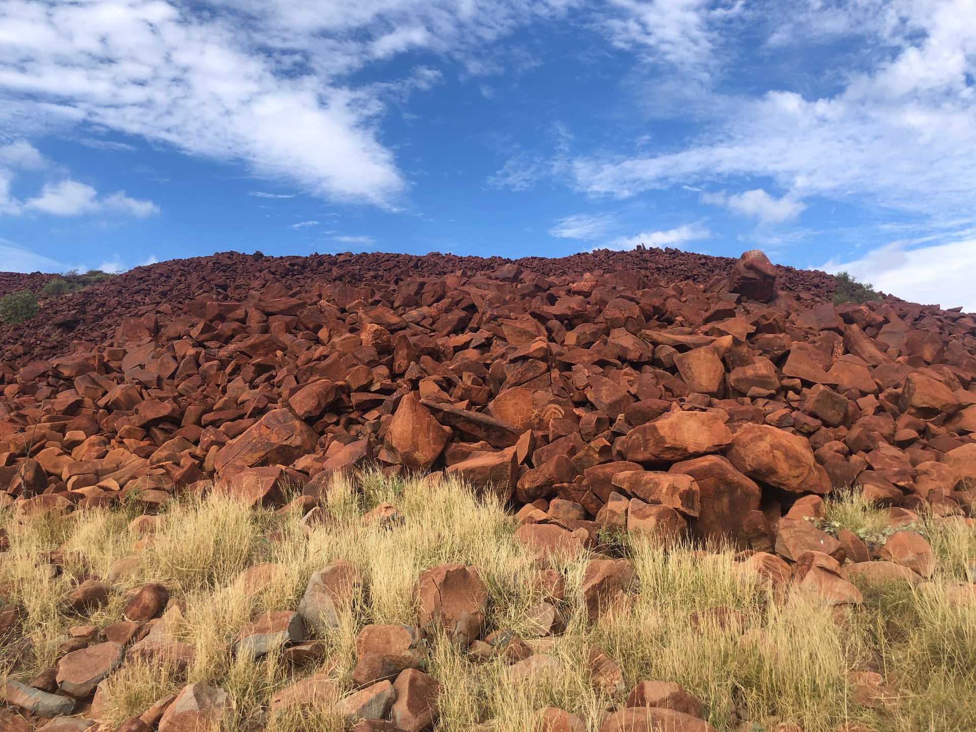 Riesige Halden aus rotem Stein liegen überall verstreut in der Pilbara-Region.