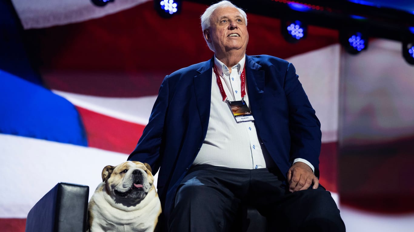 Jim Justice streichelt während einer Rede beim Parteitag der Republikaner seinen Hund Baby Dog (r).