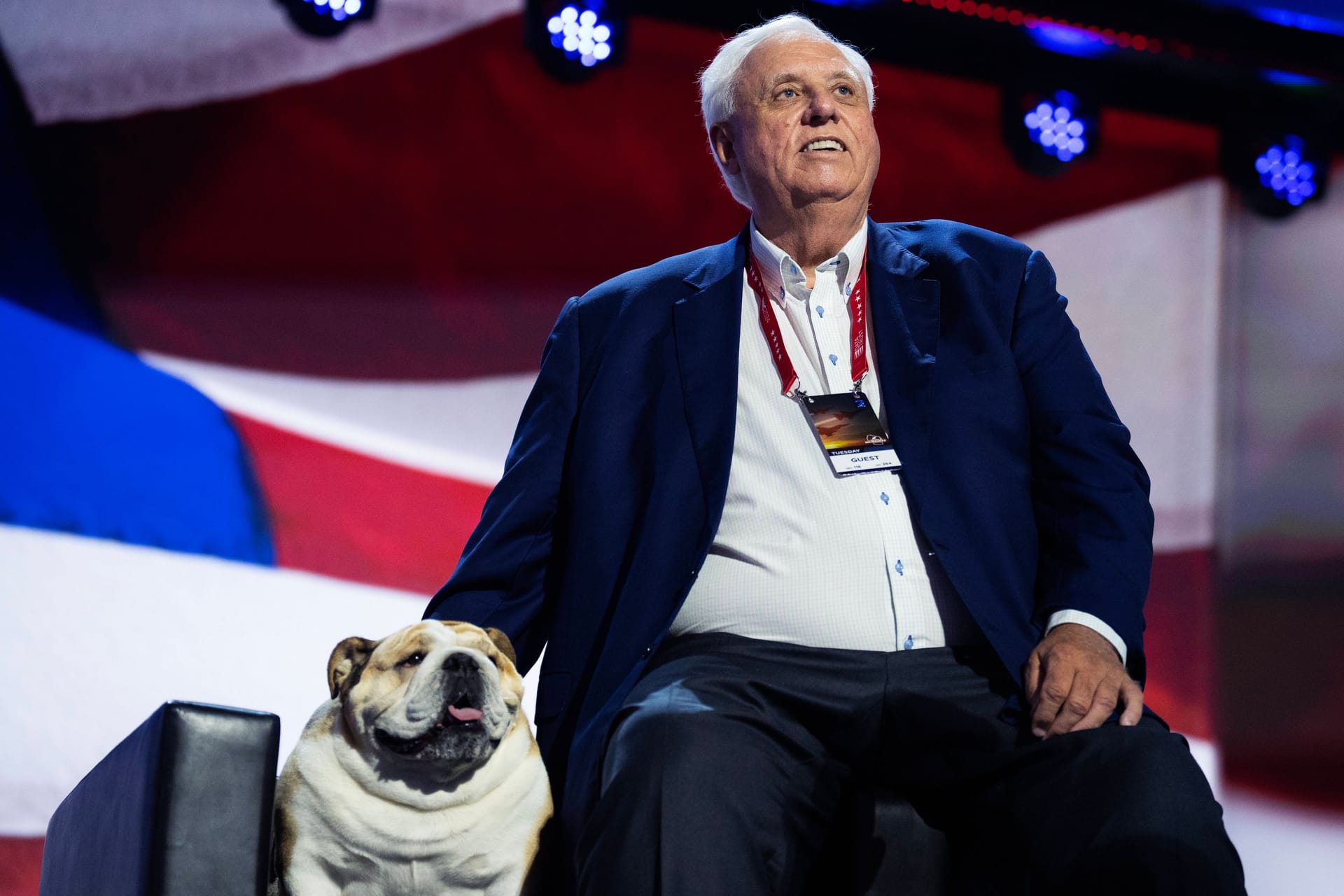 Jim Justice streichelt während einer Rede beim Parteitag der Republikaner seinen Hund Baby Dog (r).