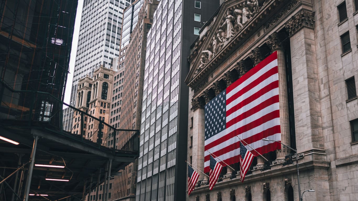 Wall Street und Flagge der USA