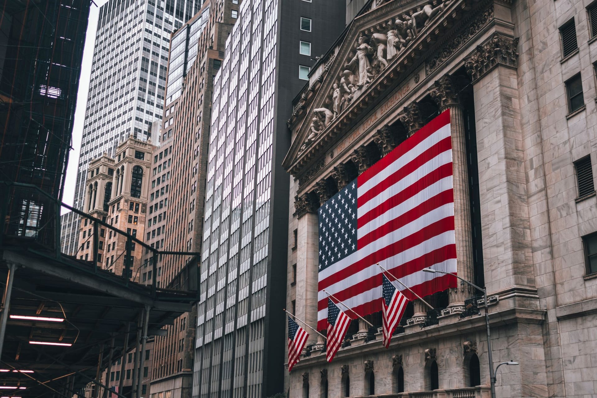 Wall Street und Flagge der USA