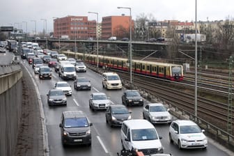 Stau auf der A100. (Symbolfoto)