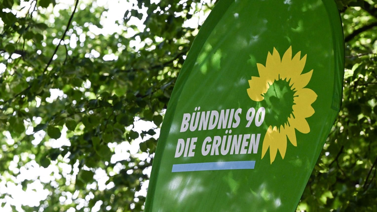 ARCHIV - 26.05.2023, Brandenburg, Potsdam: Das Logo von Bündnis 90/Die Grünen bei der Eröffnung eines Grünen-Büros. (zu dpa: «Ehemalige Vorstände verlassen Grüne Jugend Berlin»)