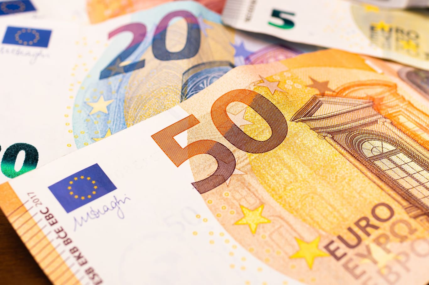 Euroscheine: Der Dezember bringt Steuerzahlern in Deutschland mehr Geld.