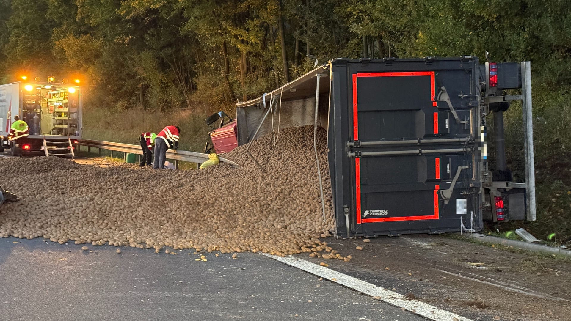 Der umgekippte Lkw auf der A9: Die Autobahn ist derzeit voll gesperrt.