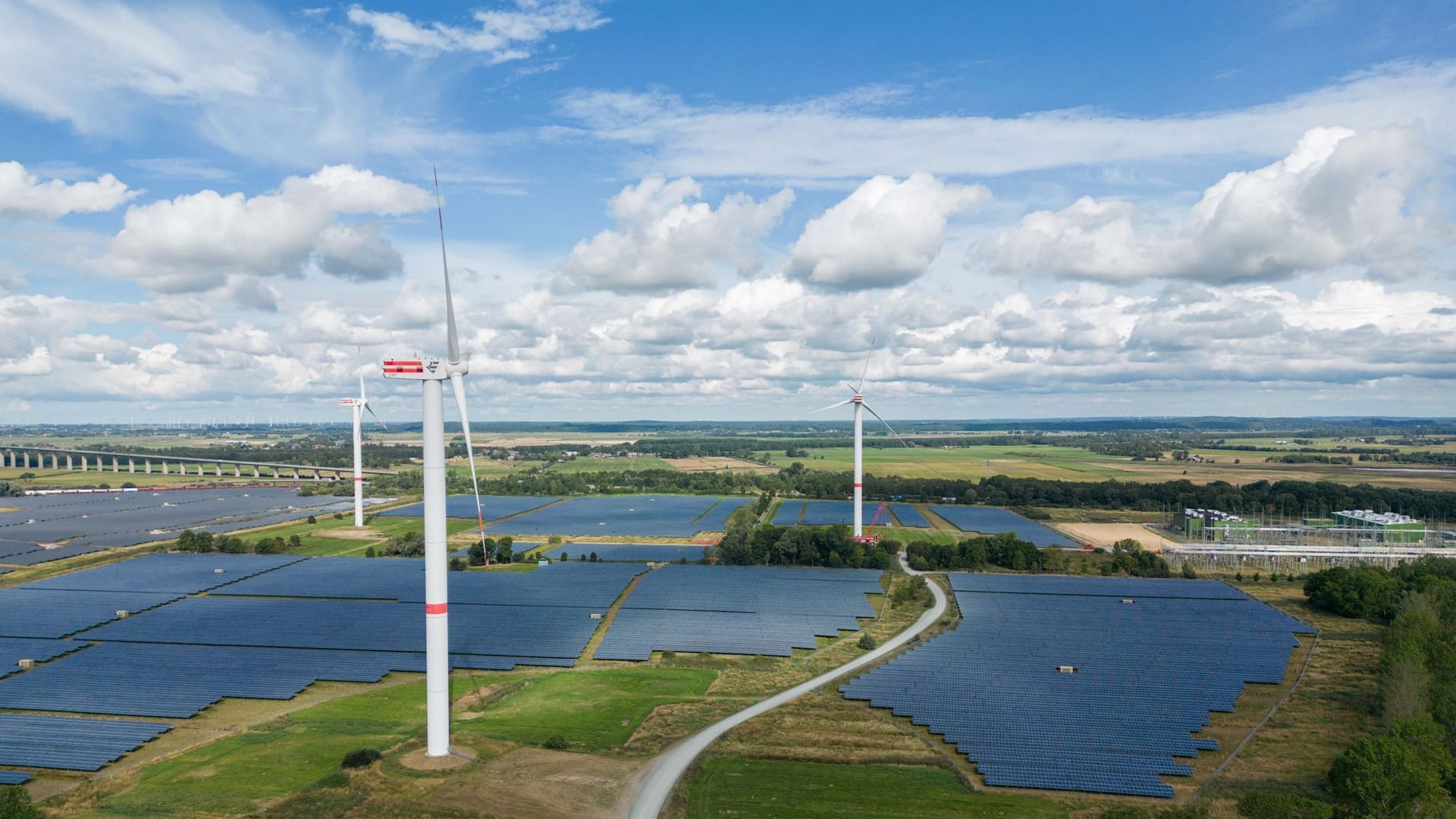 Solarpark und Windkraftanlagen