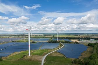 Solarpark und Windkraftanlagen