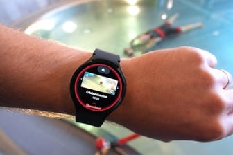 Auf der Smartwatch eines Bäderland-Mitarbeiters im Billebad wird während eines Pressetermins das Videobild einer Person in einem Schwimmbecken angezeigt, die sich längere Zeit unter Wasser befindet.