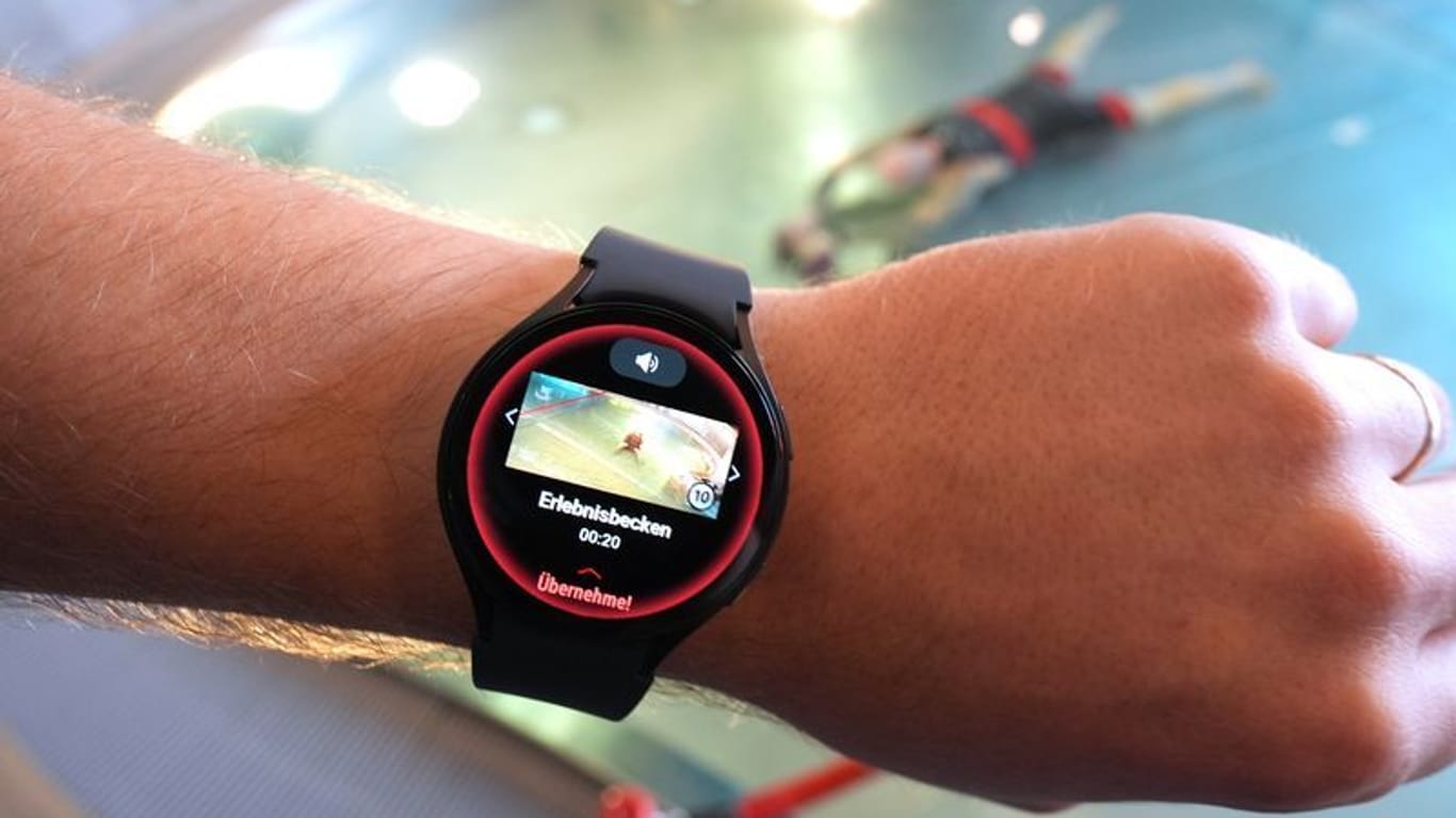 Auf der Smartwatch eines Bäderland-Mitarbeiters im Billebad wird während eines Pressetermins das Videobild einer Person in einem Schwimmbecken angezeigt, die sich längere Zeit unter Wasser befindet.