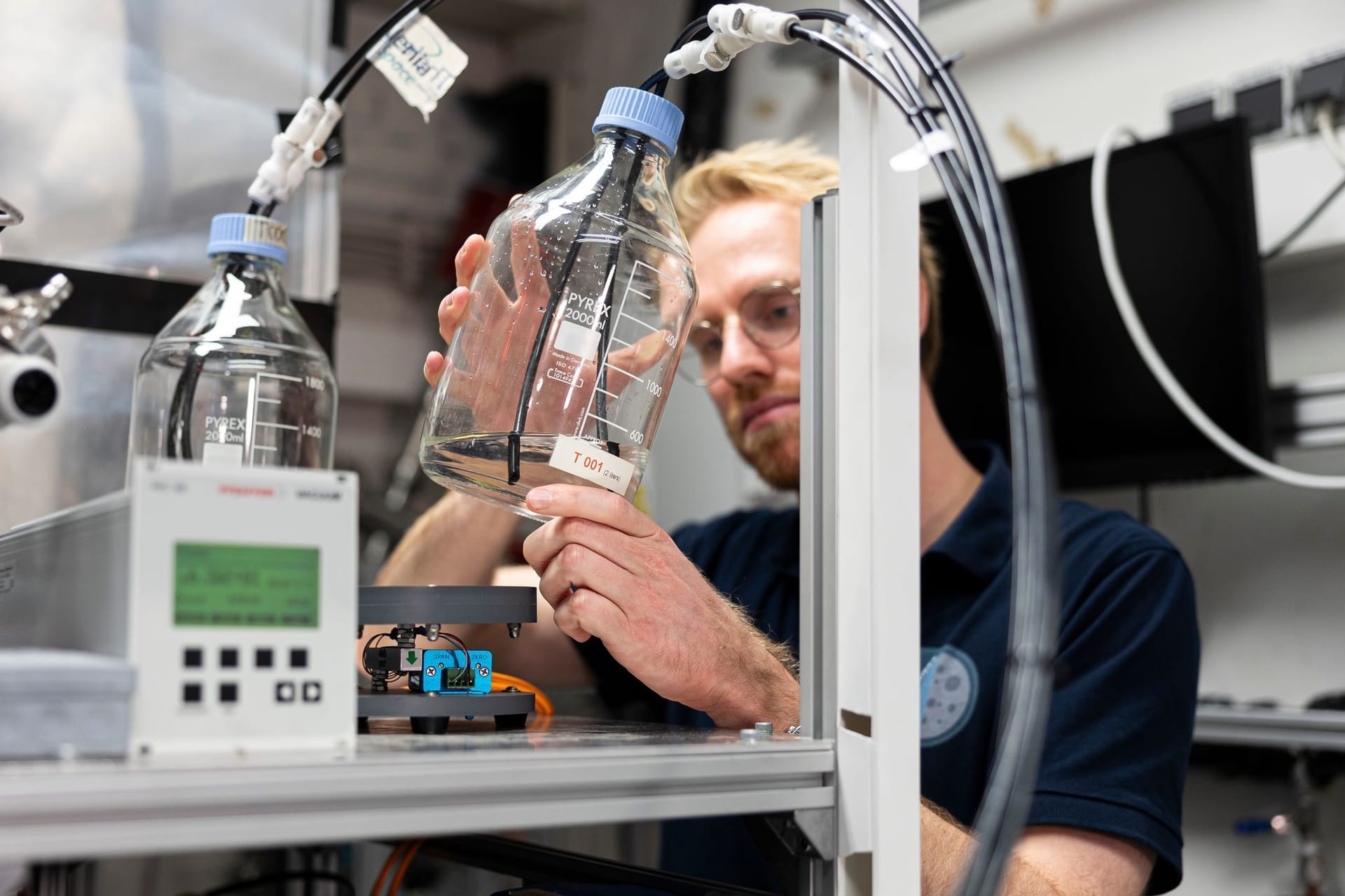 Ein Doktorand am Deutschen Zentrum für Luft- und Raumfahrt (DLR: In Kellerräumen der Uni Braunschweig simulieren Wissenschaftler, wie aus Mondstaub Wasser gewonnen werden kann.