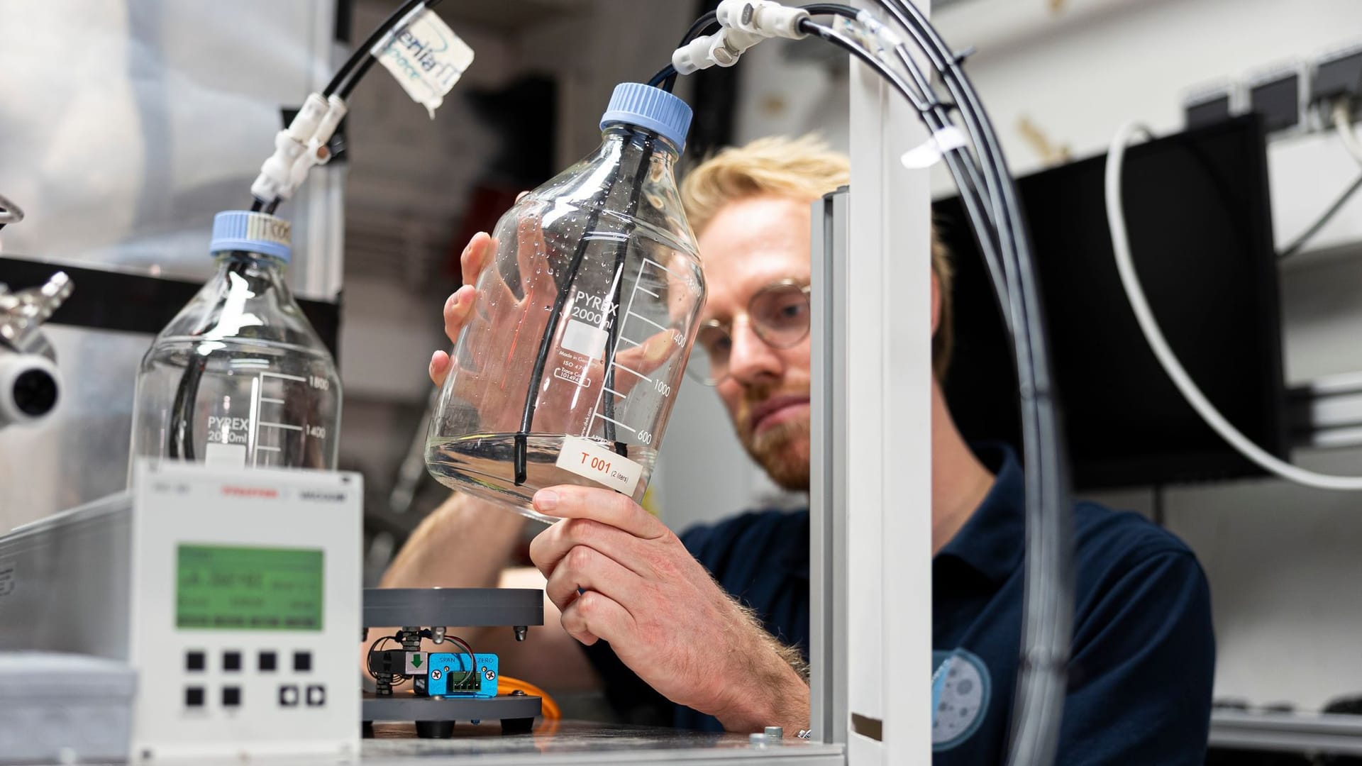 Ein Doktorand am Deutschen Zentrum für Luft- und Raumfahrt (DLR: In Kellerräumen der Uni Braunschweig simulieren Wissenschaftler, wie aus Mondstaub Wasser gewonnen werden kann.