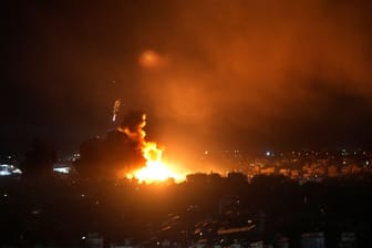 Flammen steigen nach israelischen Luftangriffen in Dahieh bei Beirut auf.