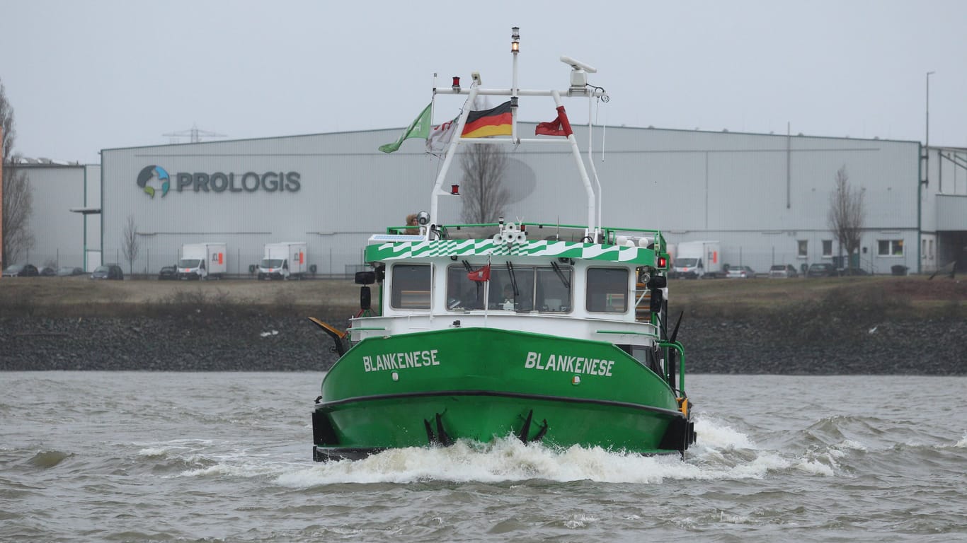 Eine Fähre der Hadag (Archivbild): Zwischen Blankenese und Cranz sind im Sommer alle Fahrten ausgefallen.