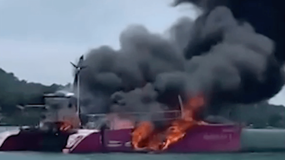 Der Motor eines Touristenschiffs versagte und fing Feuer.