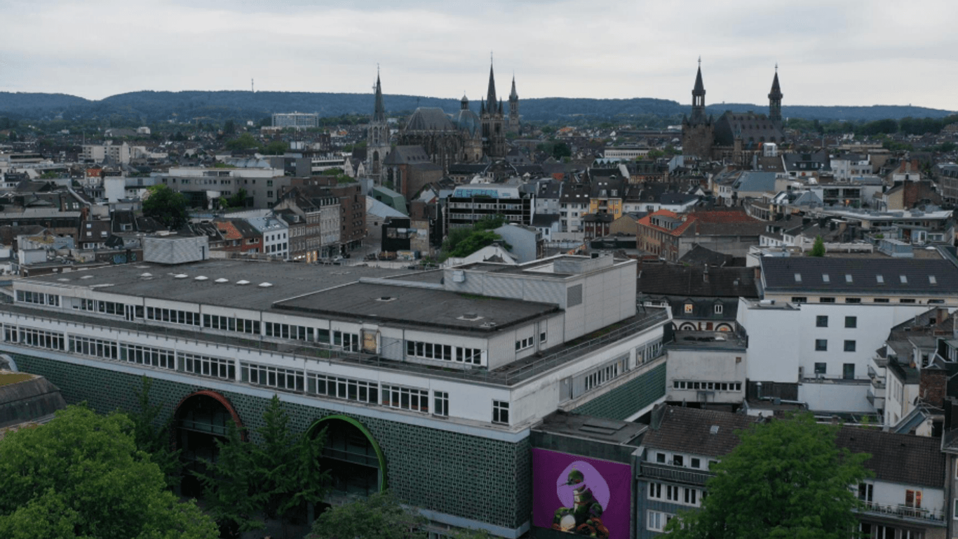 Ein Blick von oben auf das Horten-Haus: Durch Drohnenaufnahmen ist der Architekt Martin Jochum auf die große freie Dachfläche aufmerksam geworden.