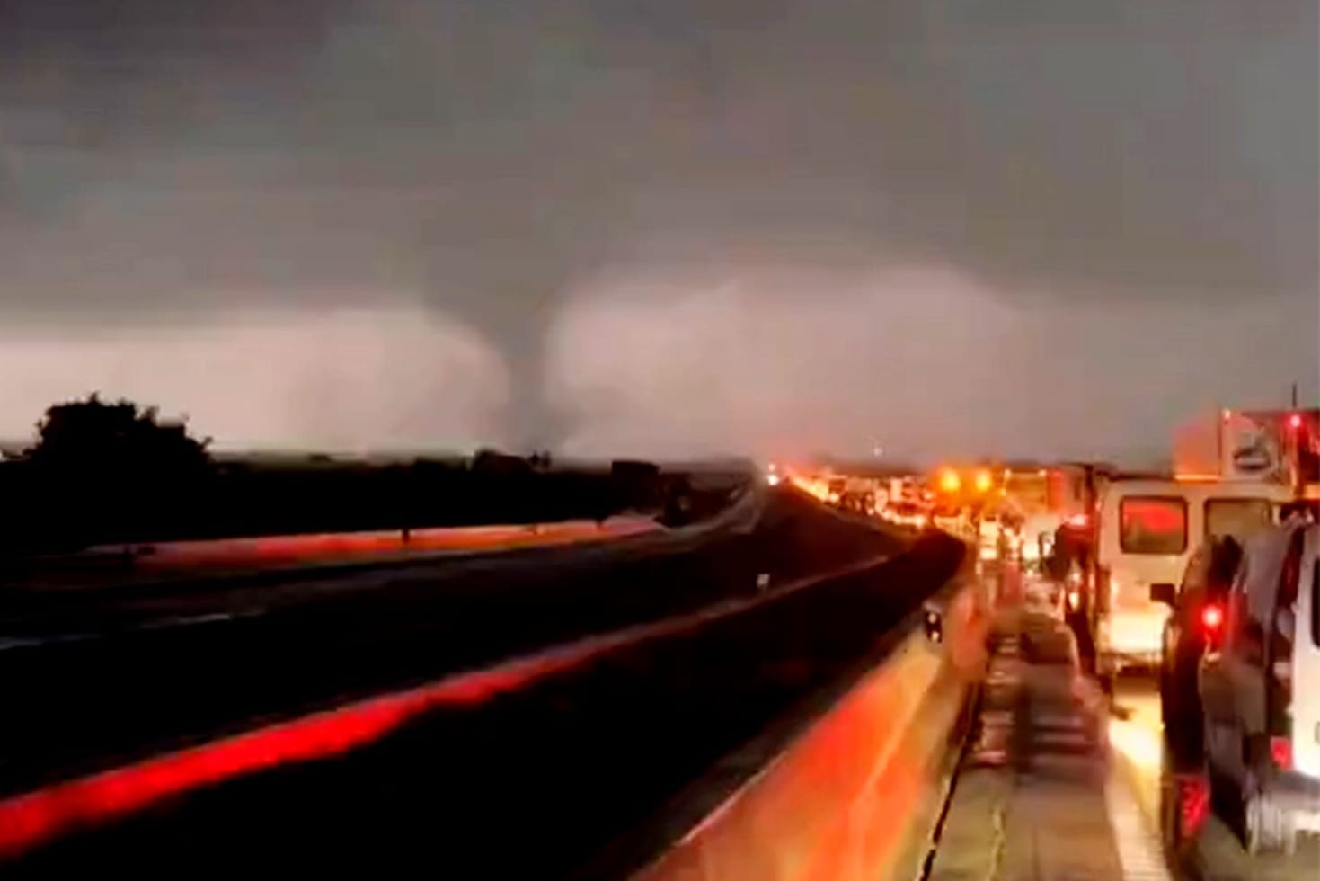 Tornado in Augenzeugen filmten einen Tornado in Valencia.