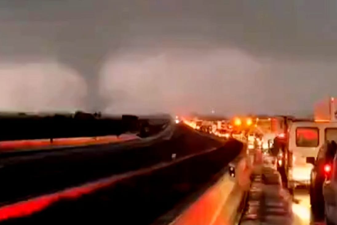 Tornado in Augenzeugen filmten einen Tornado in Valencia.