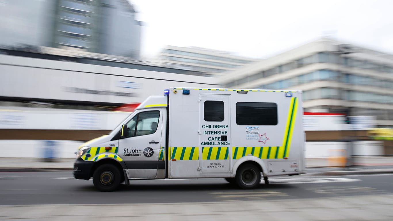 Ein Rettungswagen der St. John Ambulance (Symbolbild): Eine neue Studie der Organisation zeigt eine klare Benachteiligung von Frauen bei Herzinfarkten auf.