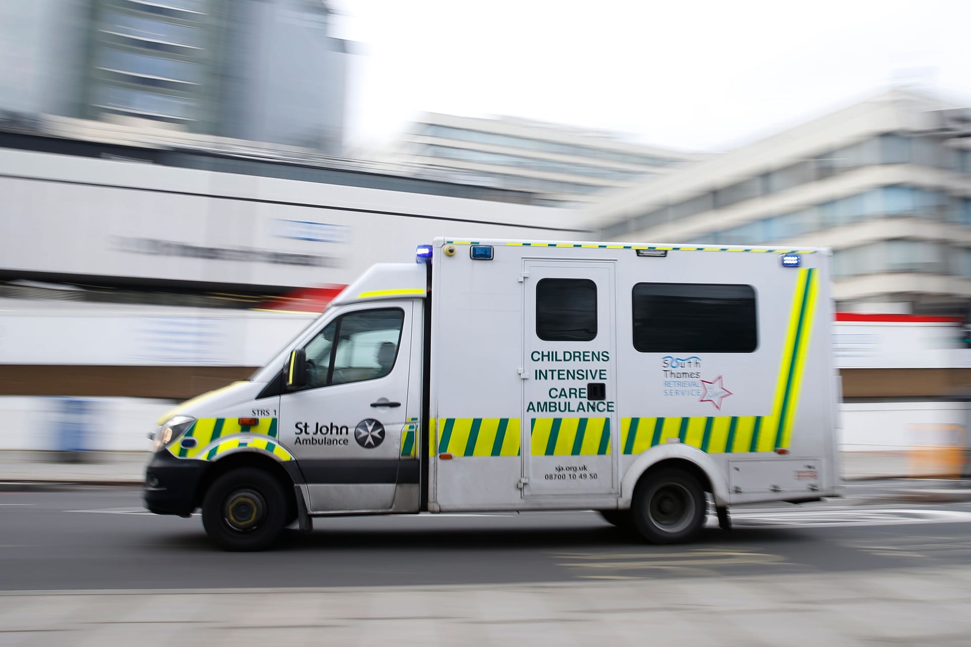 Ein Rettungswagen der St. John Ambulance (Symbolbild): Eine neue Studie der Organisation zeigt eine klare Benachteiligung von Frauen bei Herzinfarkten auf.