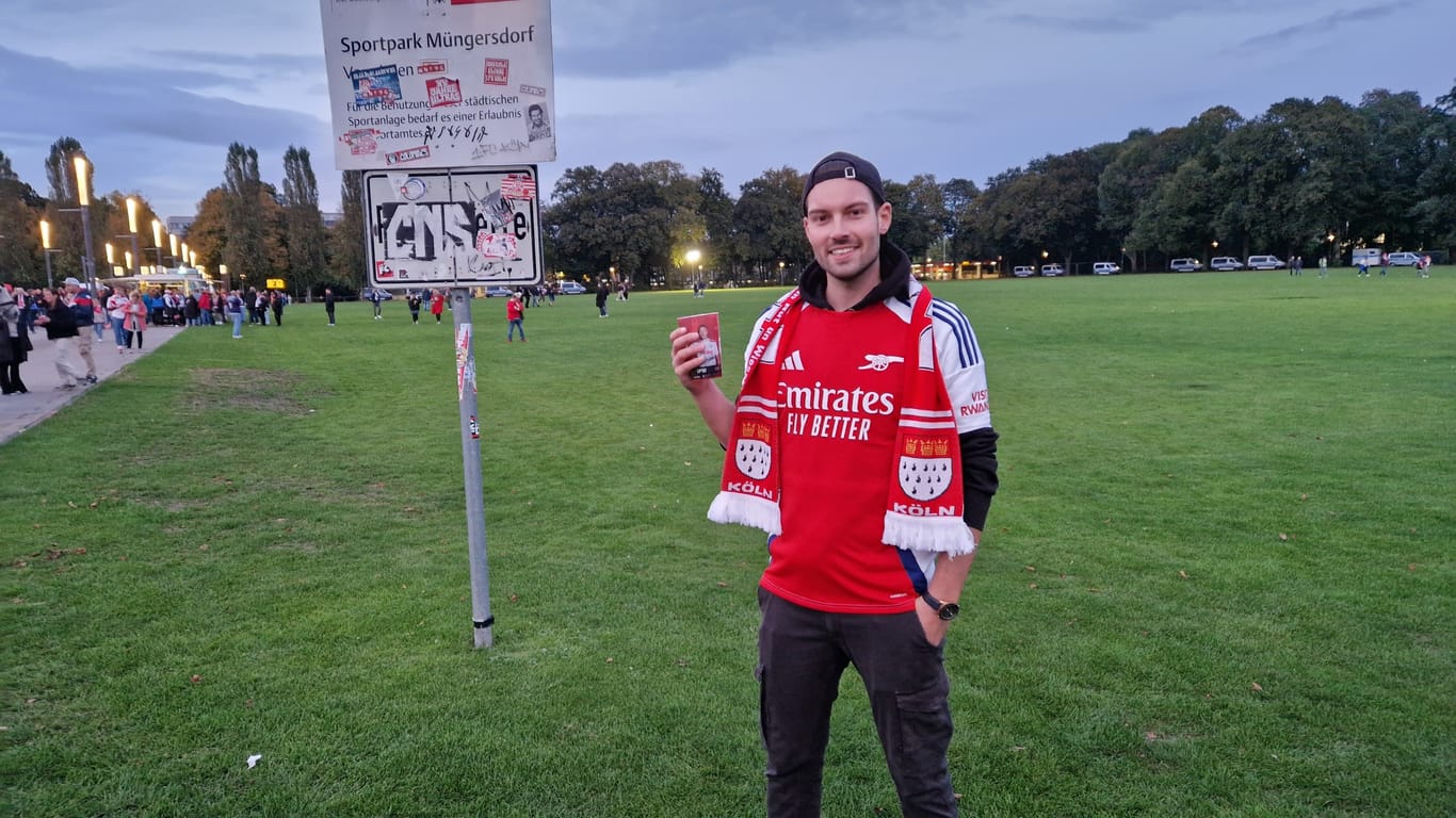 Kein FC-Fan, aber Poldi-Anhänger: Timon (27) ist extra aus Hamburg gekommen, um Lukas Podolski noch einmal zu sehen.