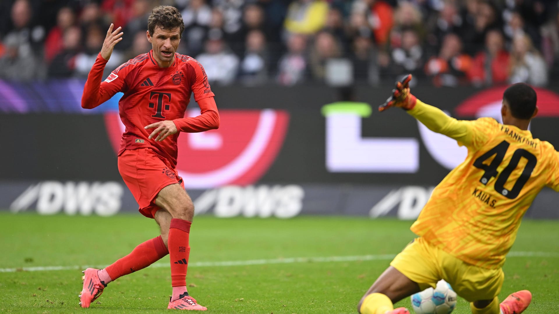 Thomas Müller (l.) schießt aufs Frankfurter Tor: Bei der Partie in Hessen meldeten sich auf die Fans des Rekordmeisters zu Wort.