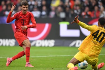 Thomas Müller (l.) schießt aufs Frankfurter Tor: Bei der Partie in Hessen meldeten sich auf die Fans des Rekordmeisters zu Wort.