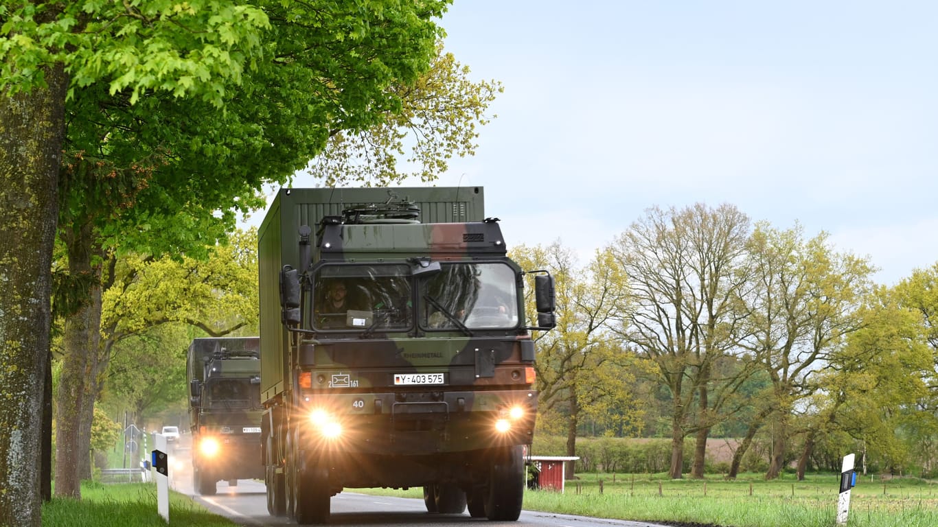 Fahrzeuge der Bundeswehr im Kreis Rotenburg (Archivbild): Beide Männer wurden verletzt.