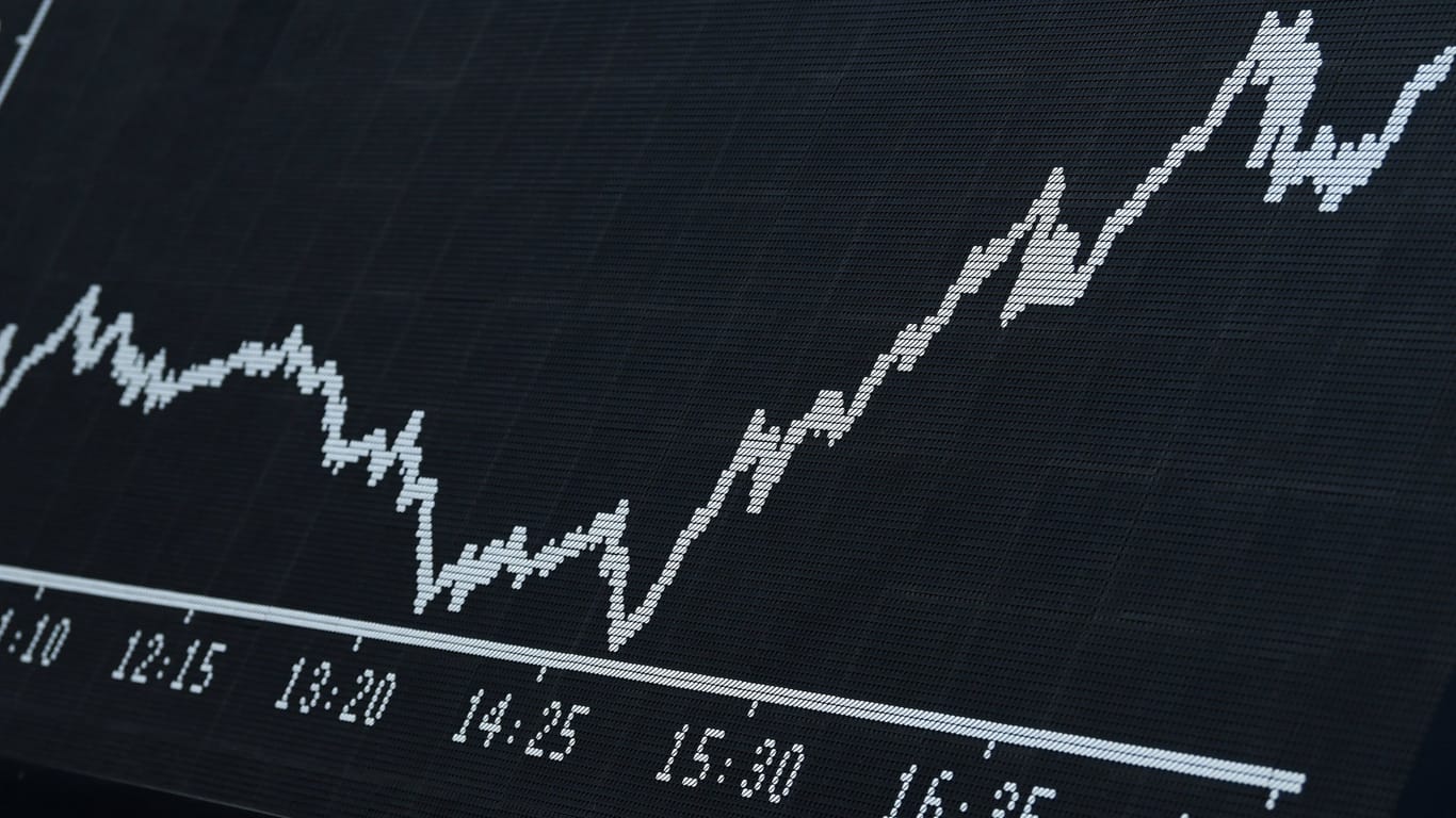 Dax-Kurve im Handelssaal der Frankfurter Börse: Der deutsche Leitindex hat sein altes Rekordhoch hinter sich gelassen.