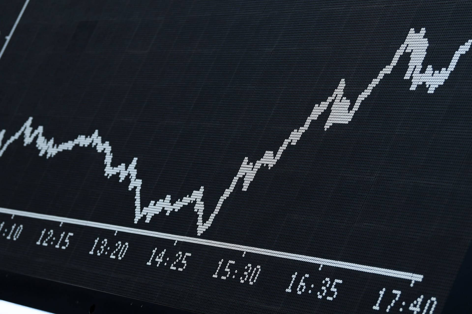 Dax-Kurve im Handelssaal der Frankfurter Börse: Der deutsche Leitindex hat sein altes Rekordhoch hinter sich gelassen.