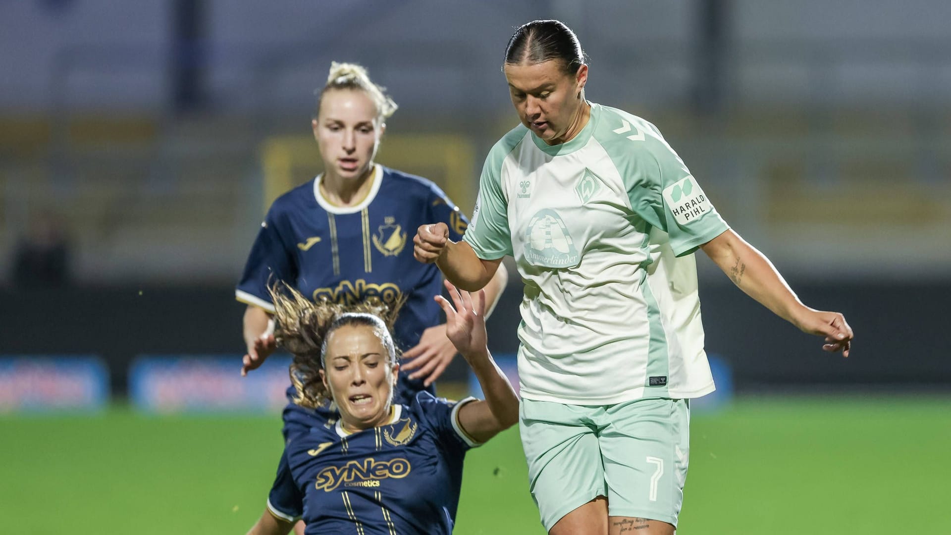 Hoffenheims Marta Cazalla Garcia (l.) und Larissa Mühlhaus im Zweikampf: Werders Frauen spielen Samstag im Weserstadion.