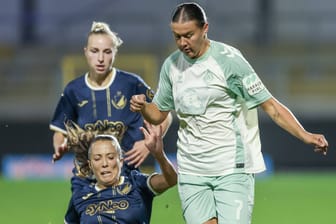 Hoffenheims Marta Cazalla Garcia (l.) und Larissa Mühlhaus im Zweikampf: Werders Frauen spielen Samstag im Weserstadion.