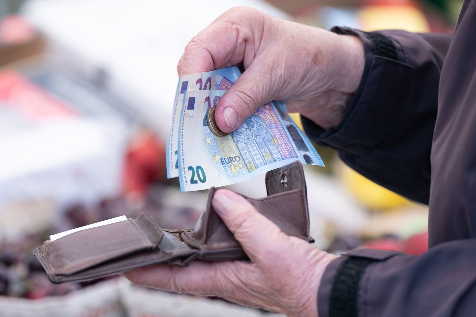Mehr Geld zum Ausgeben - aber geringe Konsumneigung