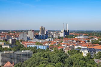 Über den Dächern von Hannover (Symbolbild): In der Stadt sind neue Wohnungen bezugsfertig – für eine bestimmte Personengruppe.