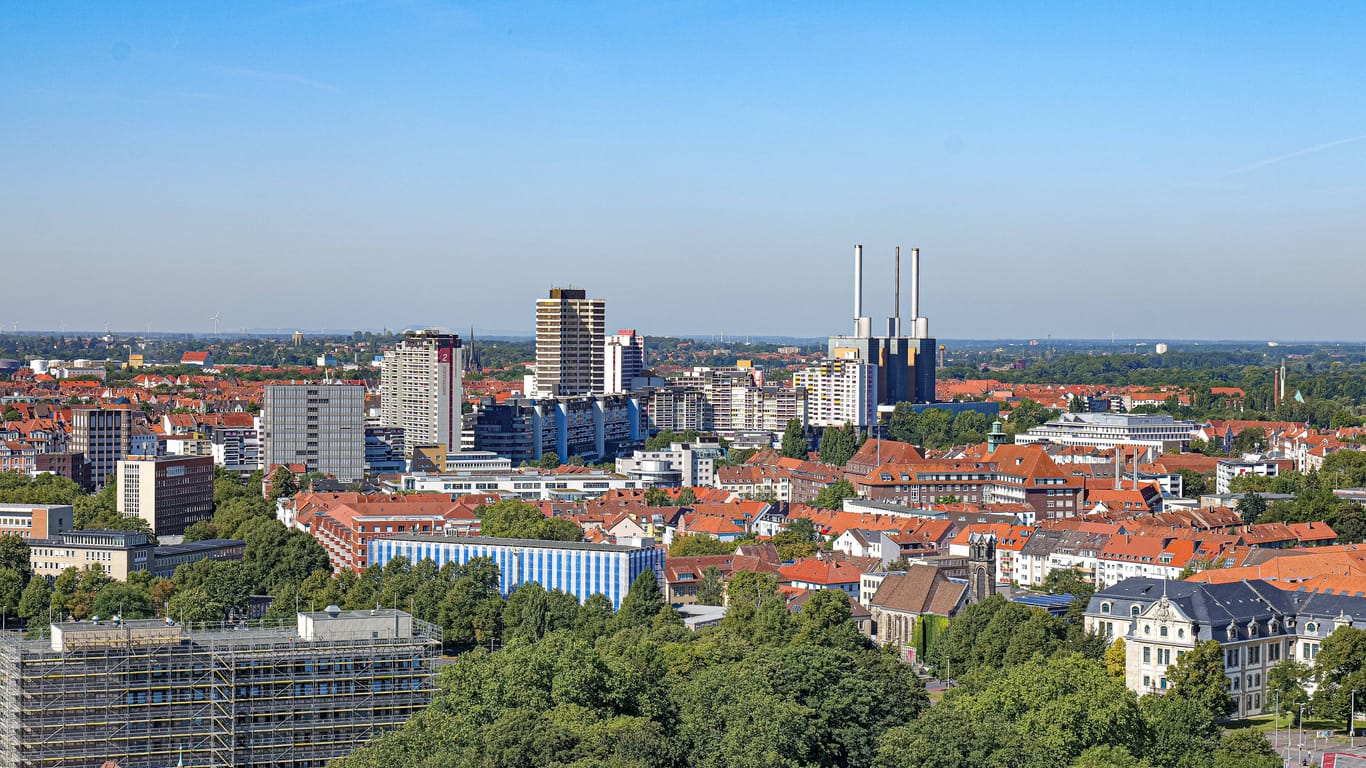 Über den Dächern von Hannover (Symbolbild): In der Stadt sind neue Wohnungen bezugsfertig – für eine bestimmte Personengruppe.