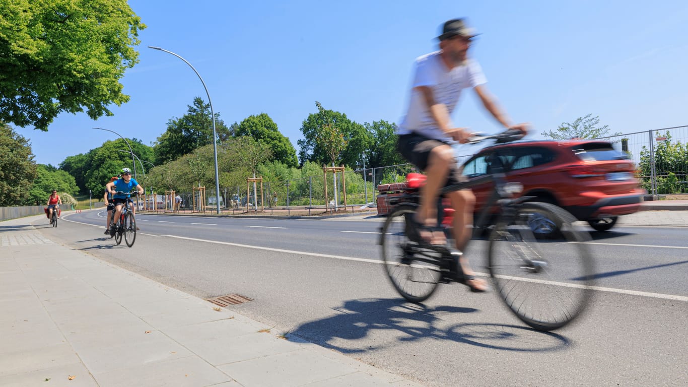 Verkehr auf der Elbchaussee (Archivbild): Für Radfahrer ist die Prachtstraße im Hamburger Westen oft gefährlich.