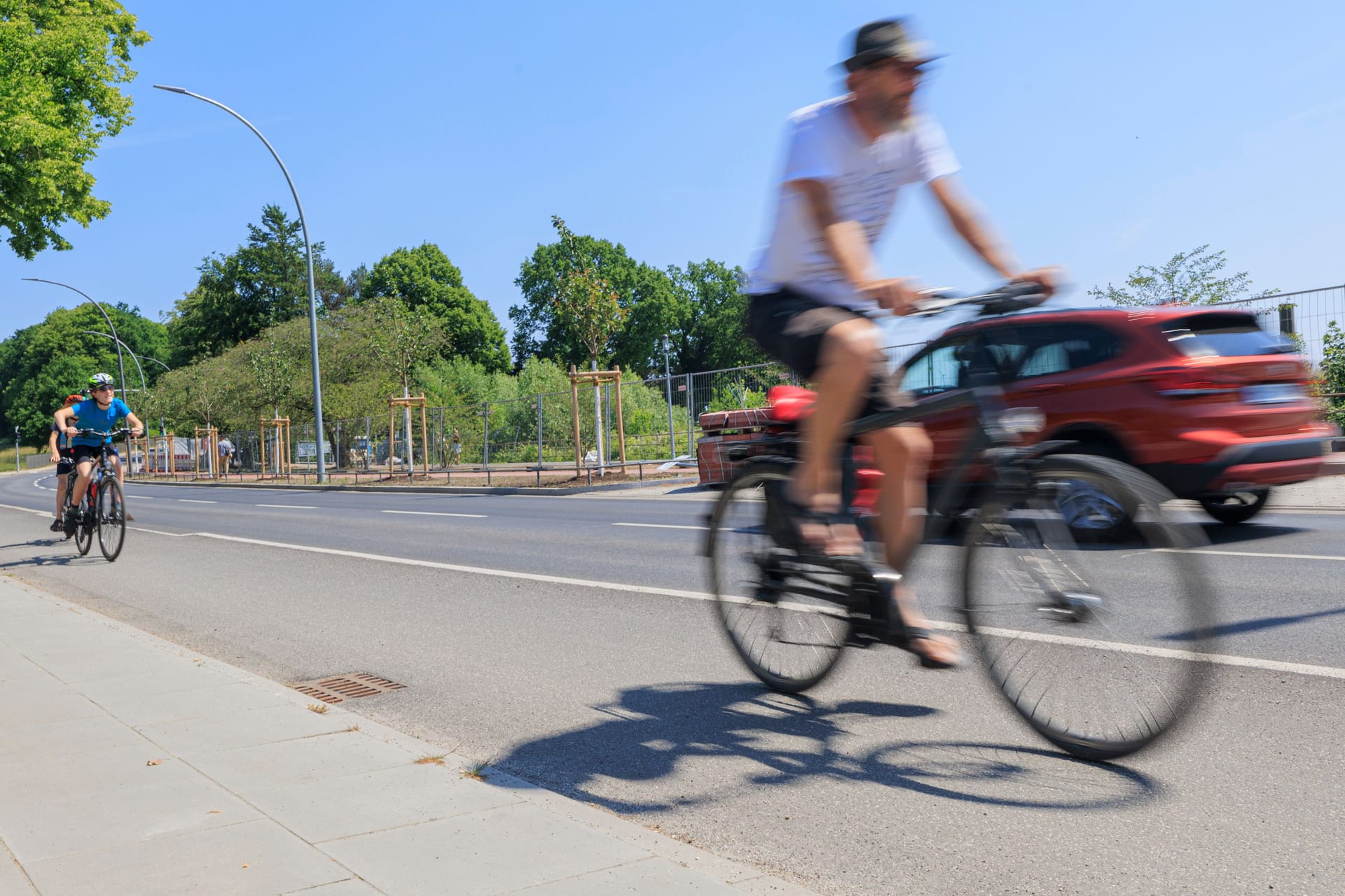 Verkehr auf der Elbchaussee (Archivbild): Für Radfahrer ist die Prachtstraße im Hamburger Westen oft gefährlich.