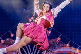 Julia-Darstellerin Chiara Fuhrmann auf der Bühne: Das Broadway-Musical feiert in Hamburg seine Deutschland-Premiere.