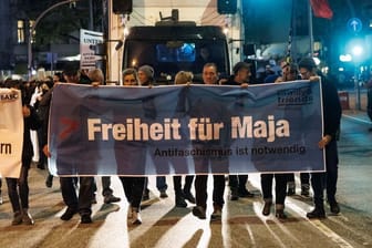 Demonstranten mit Banner: Maja war im Sommer nach Ungarn ausgeliefert worden, obwohl dies durch das Bundesverfassungsgericht untersagt worden war.